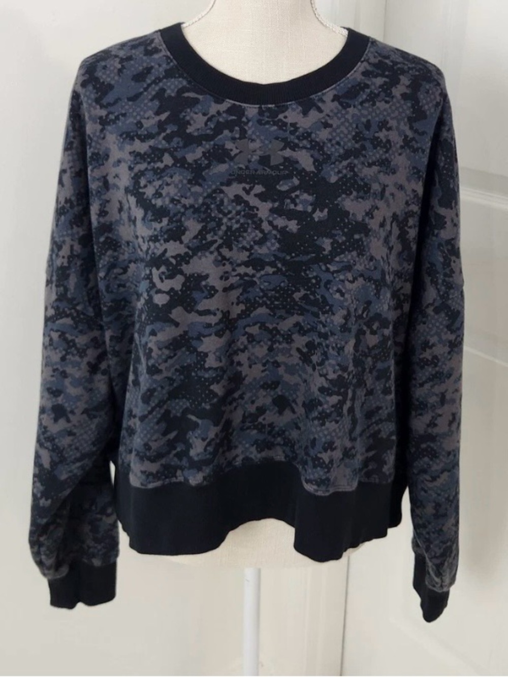 Under Armour Women’s Navy and Black Camo Crewneck Sweatshirt Size Medium